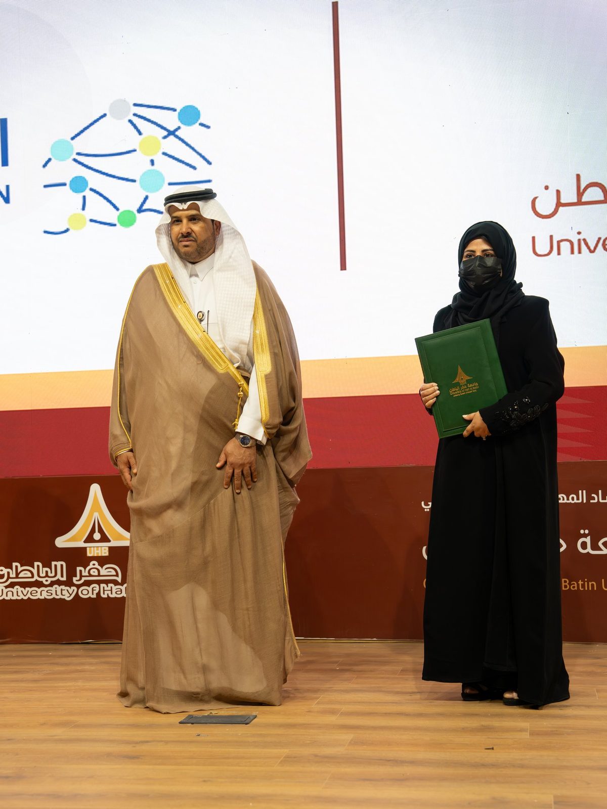 تسليم شهادة في حفل تخريج