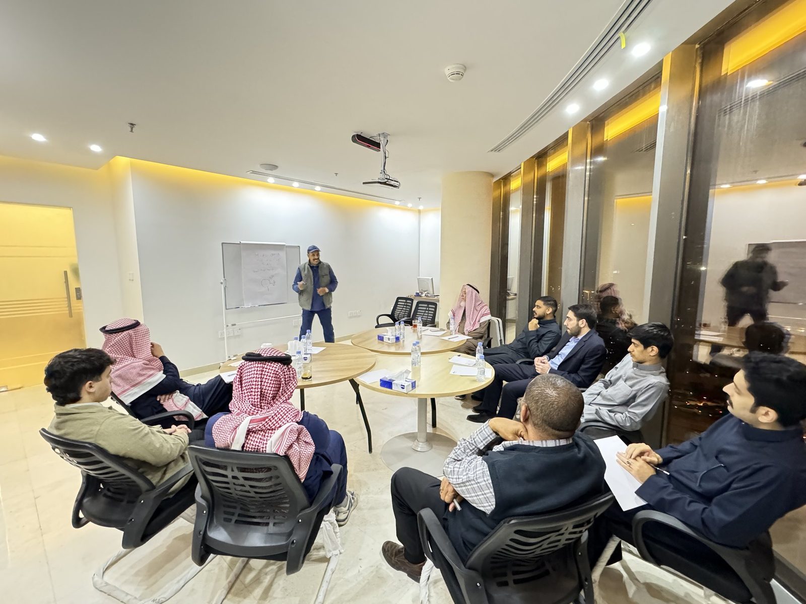 تدريب تفاعلي حول الطاولات
