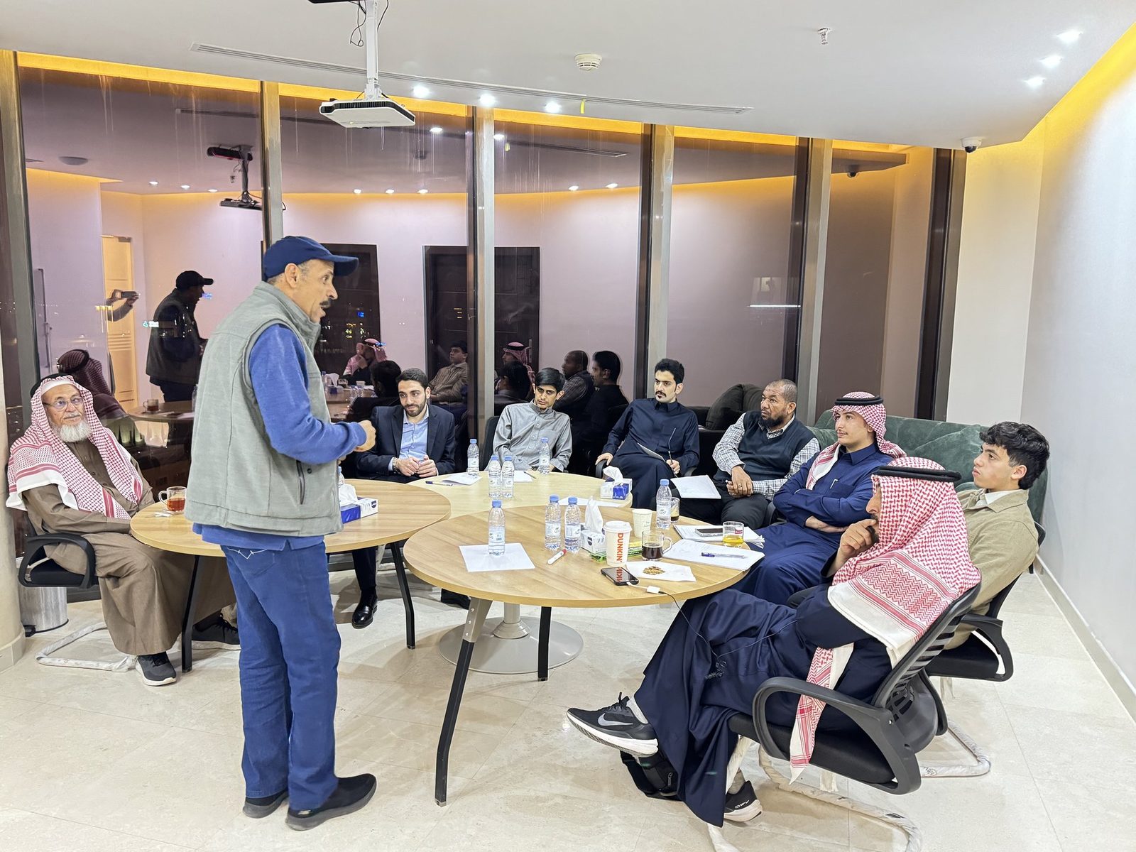 المدرب أمام السبورة التفاعلية