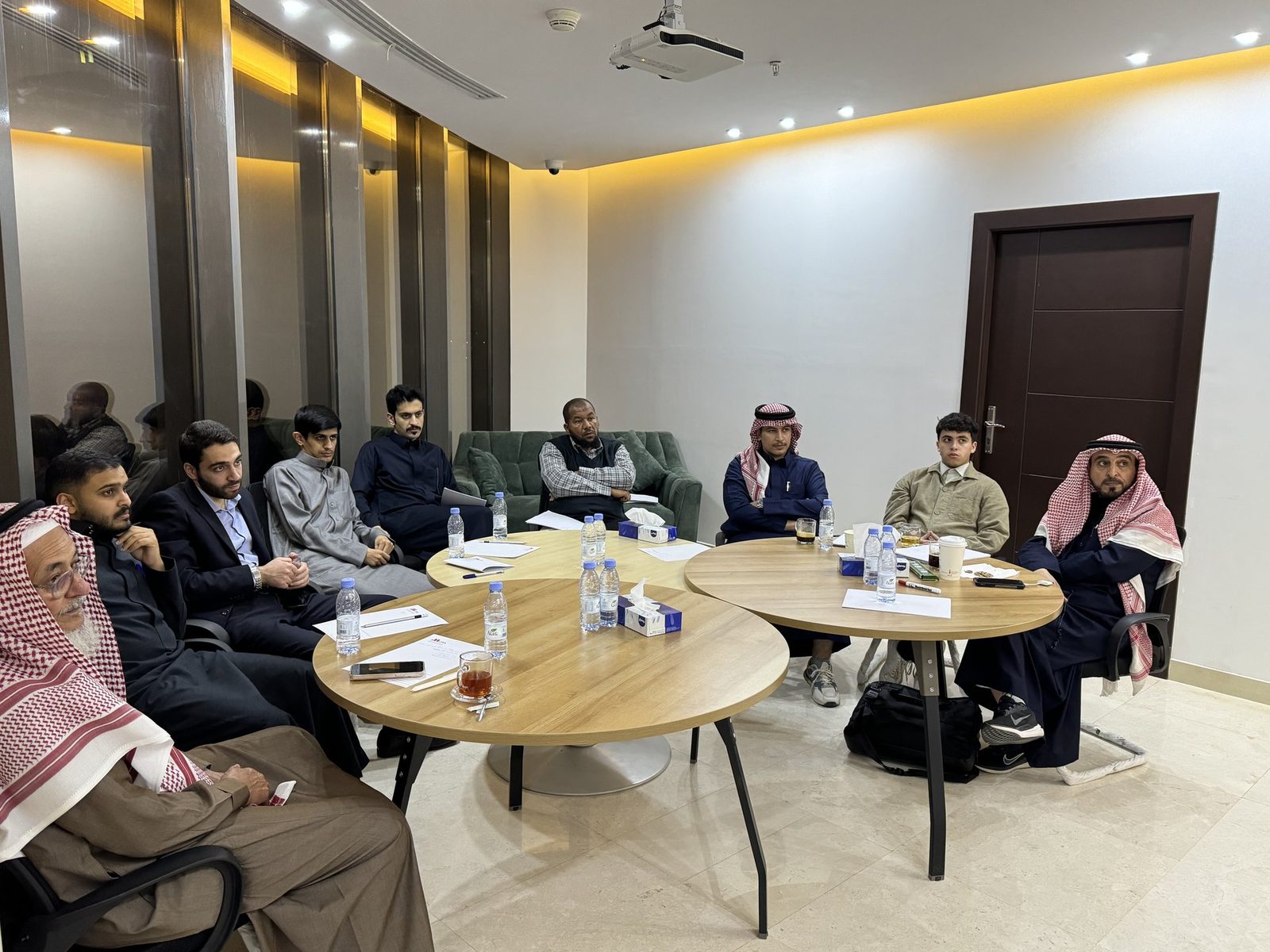 مشاركون منخرطون في الجلسة